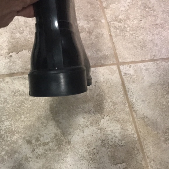Burberry  Rain boots!! Barely worn - Picture 6 of 11
